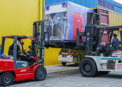 proses pengangkutan genset cummins dengan forklift